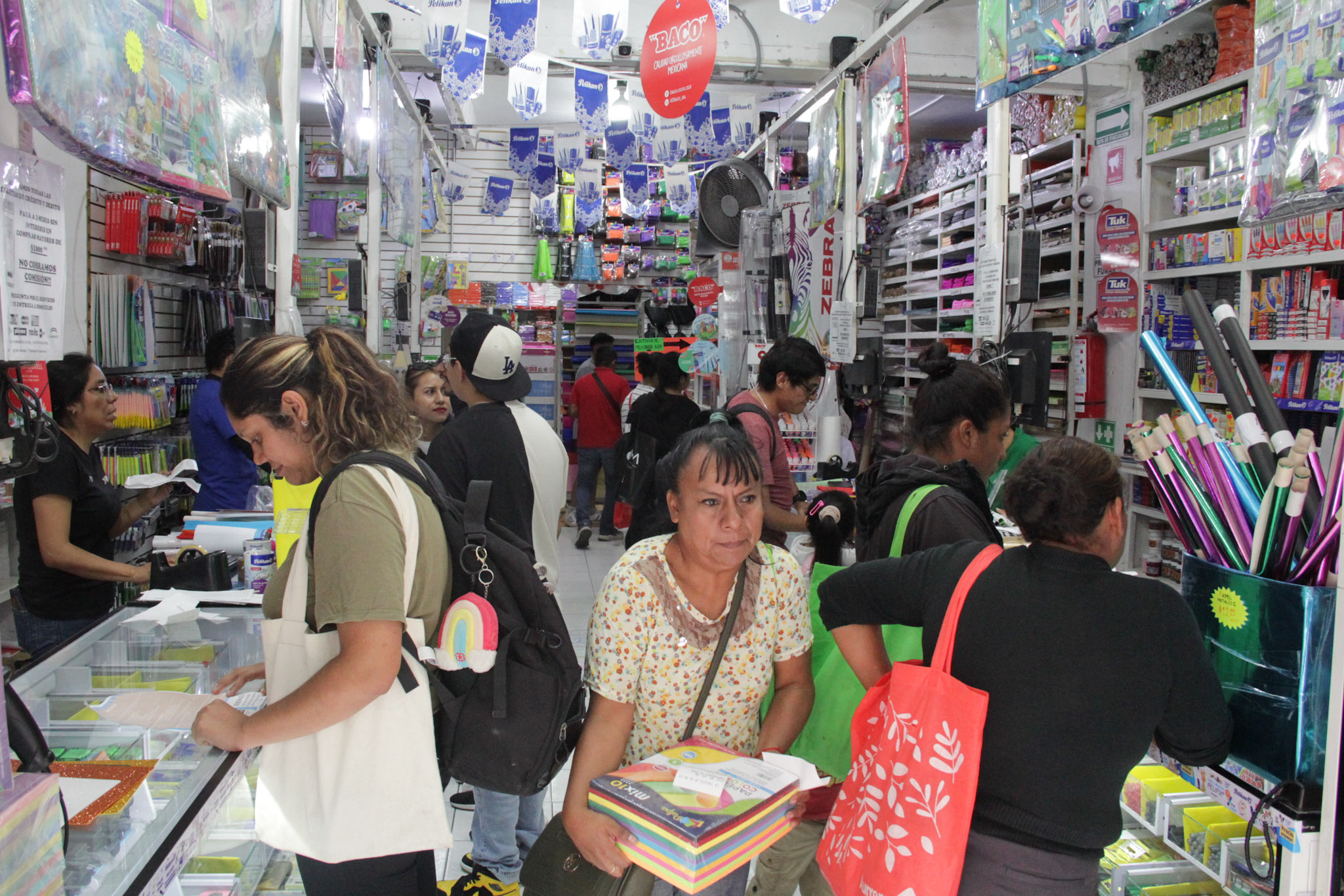 VIDEO Lleve el cuaderno, lápices, mochila, compras de pánico para el regreso a clases