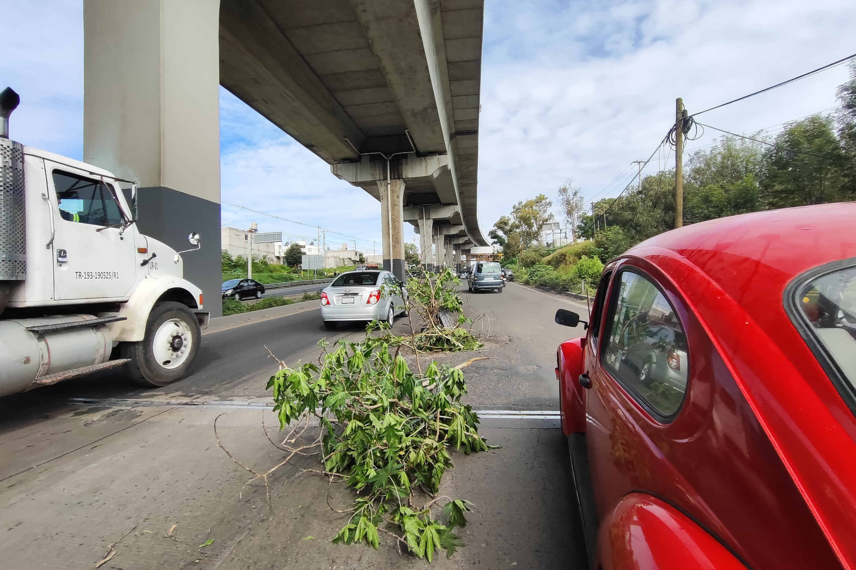 VIDEO Ojo, cuidado con el enorme bache en la autopista México-Puebla