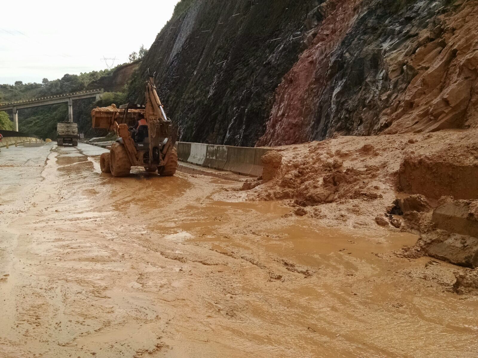 Con túnel falso y drenaje, ICA corregirá fallas en la autopista México-Tuxpan