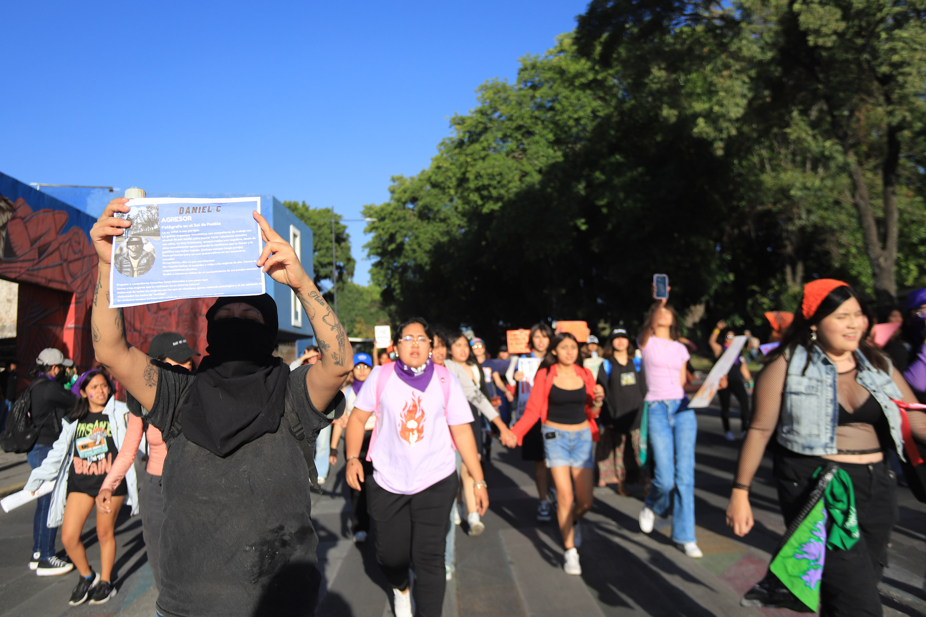 VIDEO Colocan tendedero con denuncias en el zócalo de Puebla