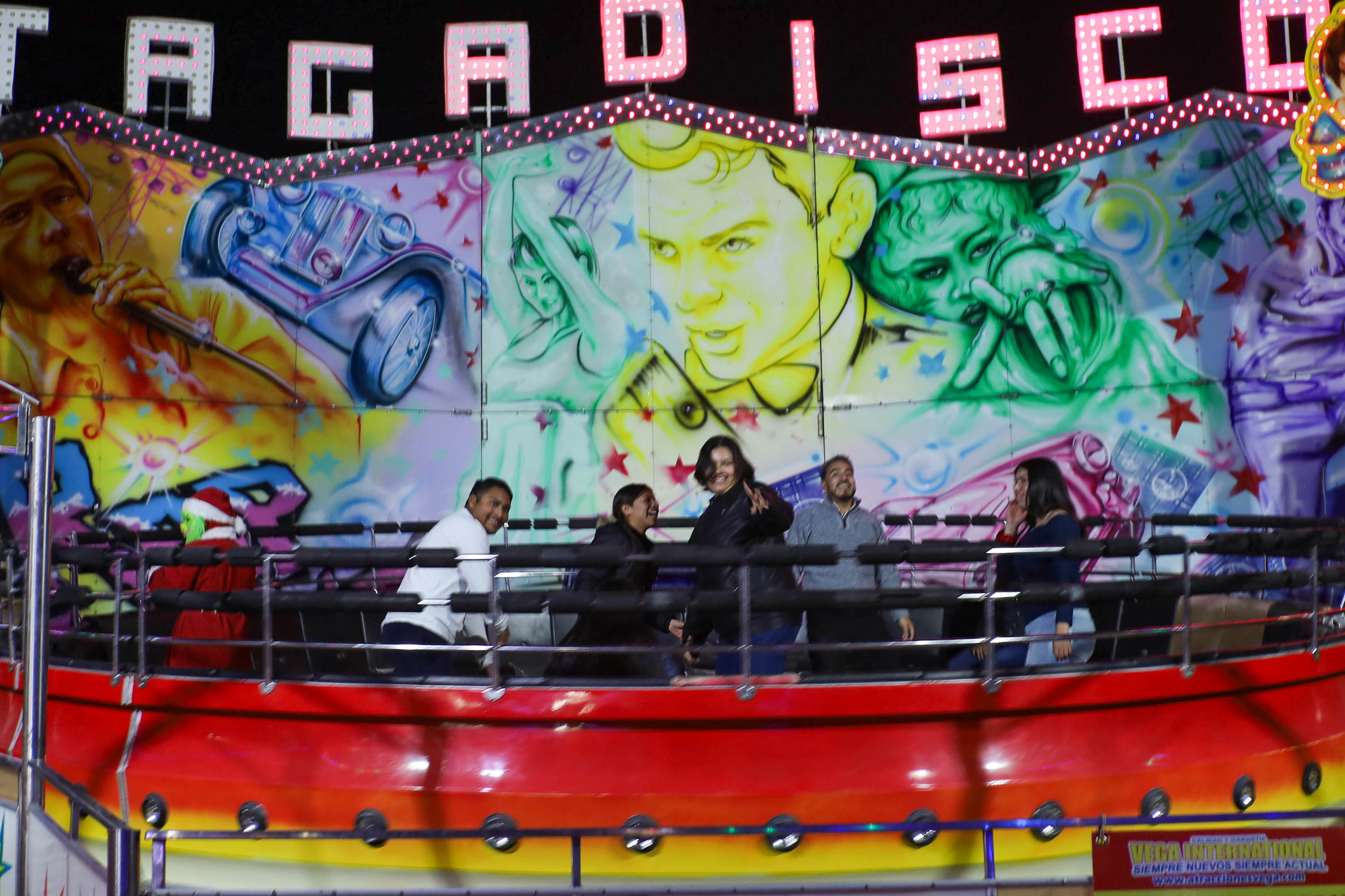 VIDEO Turistas se divierten en la Feria Navideña de San Pedro Cholula