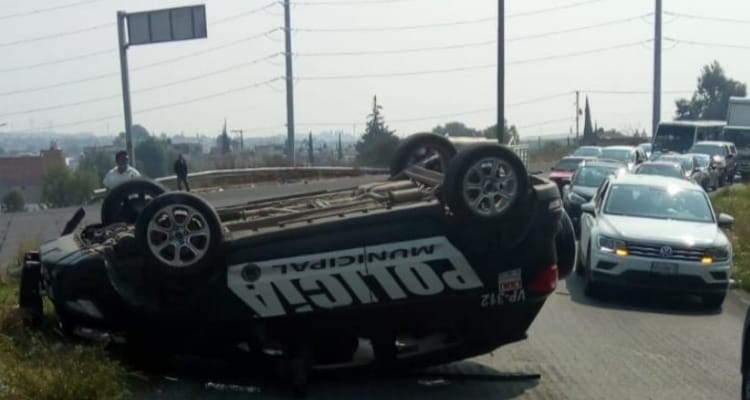 Vuelca patrulla de la SSC sobre la México – Puebla, hay caos vial