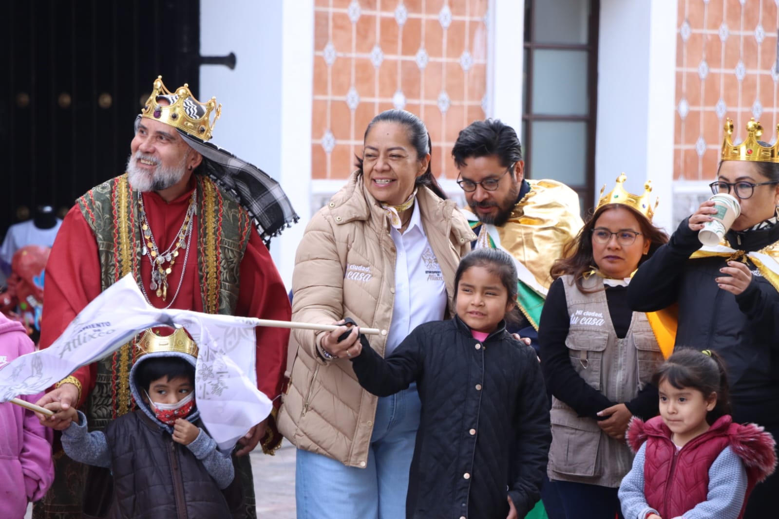 Ariadna Ayala y Reyes Magos recorren Atlixco para entregar juguetes a niños