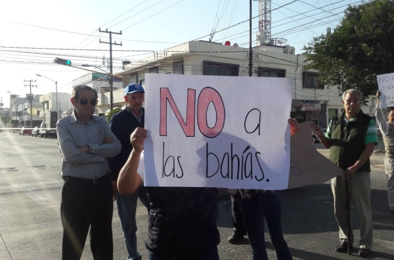 Vecinos cierran la 25 poniente; se quejan de mala planeación de obras