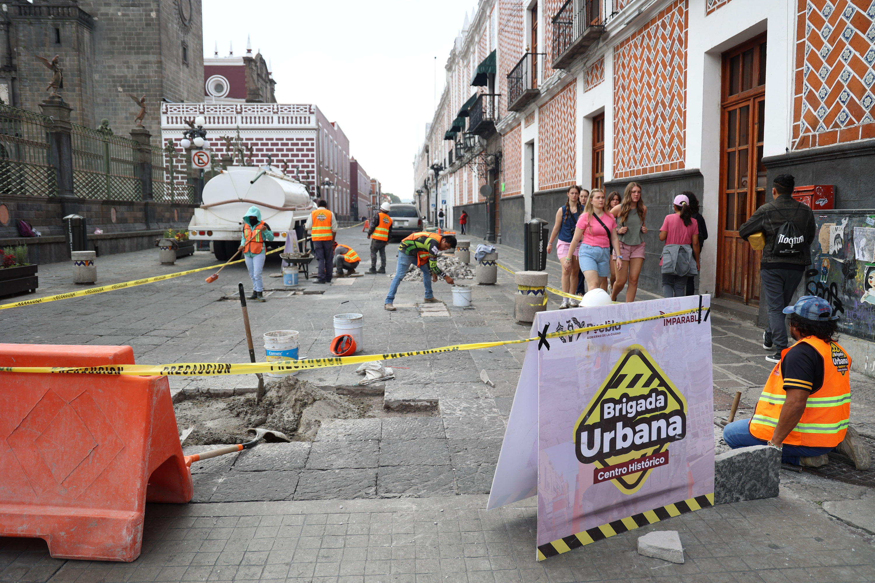 VIDEO Trabajadores del ayuntamiento de Puebla laboran sobre la calle 5 Oriente
