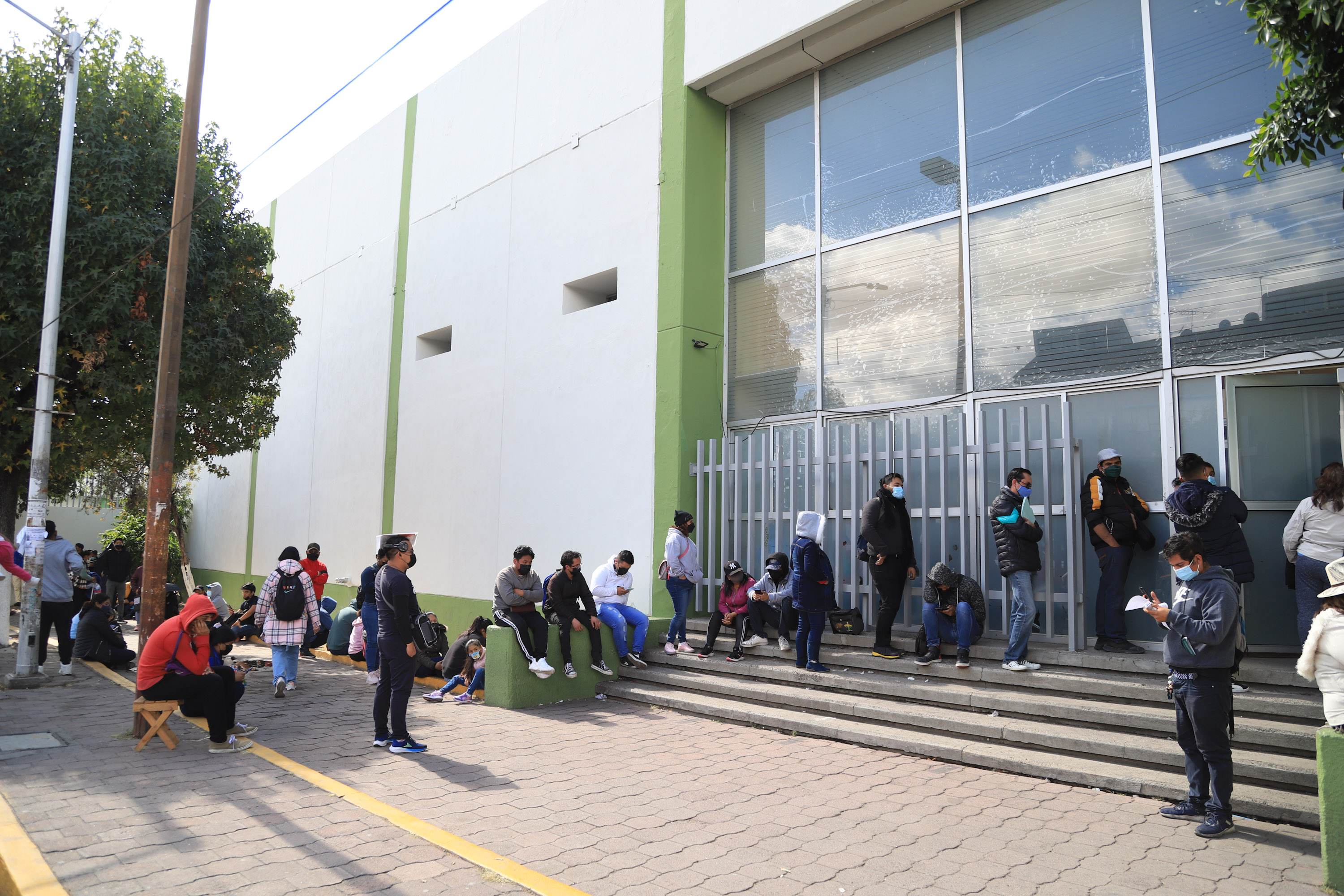 VIDEO Largas filas en módulos de atención para personas con enfermedades respiratorias