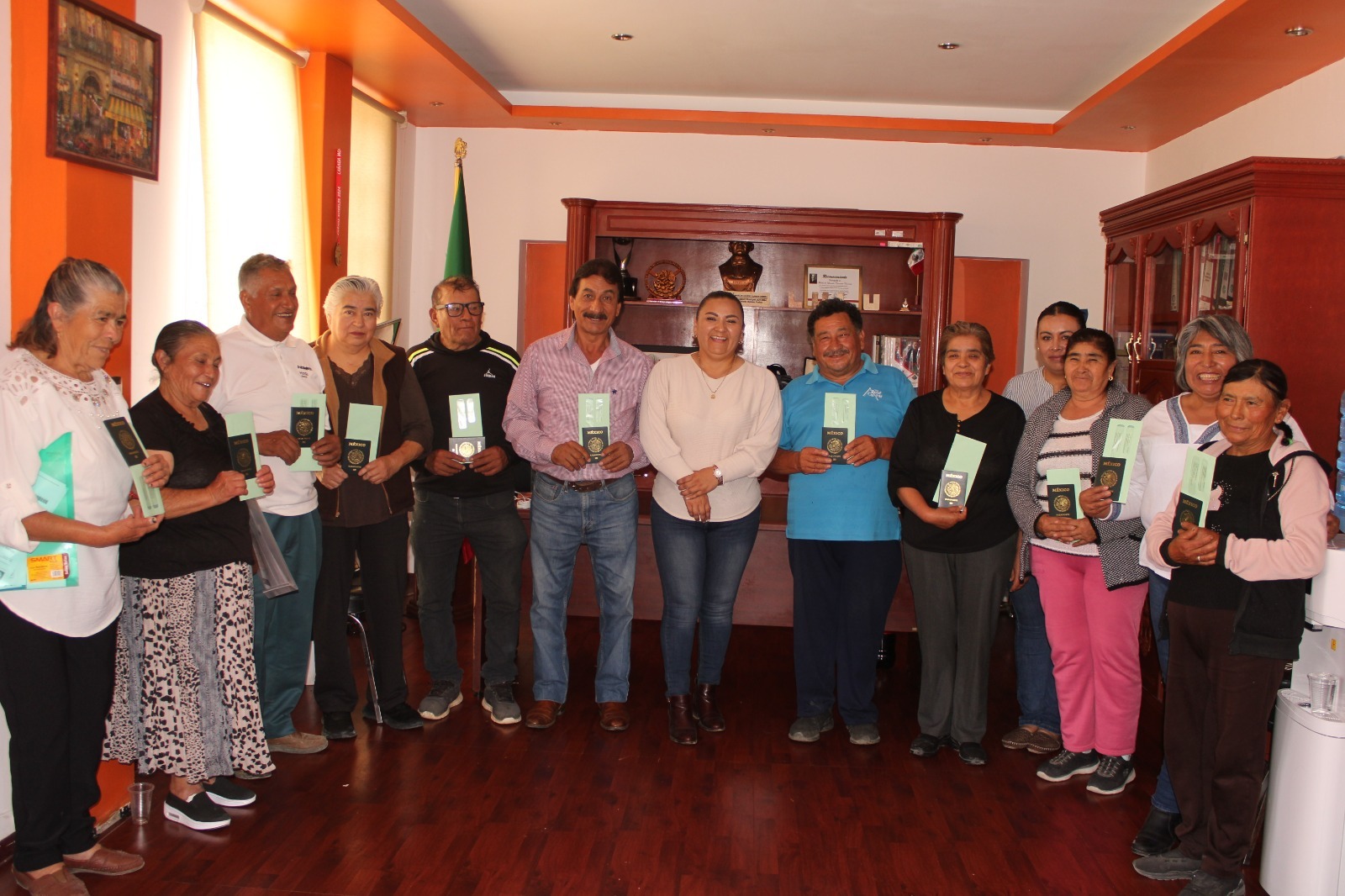 Continúa programa de entrega de visas a abuelitos de Cañada Morelos