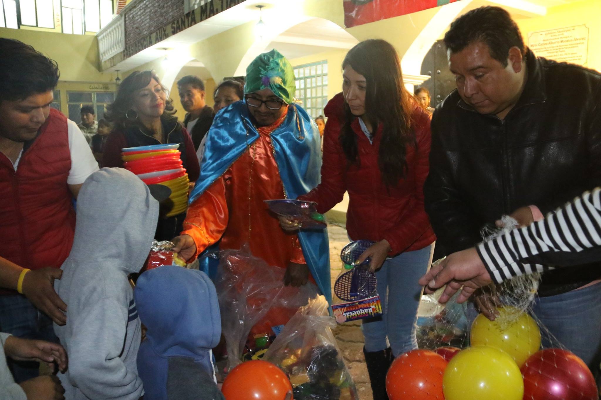 Reparten miles de juguetes por Día de Reyes en Huejotzingo