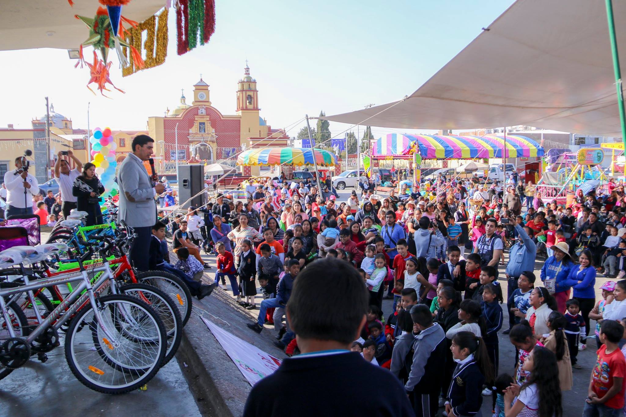 Reparten miles de juguetes por Día de Reyes en Huejotzingo