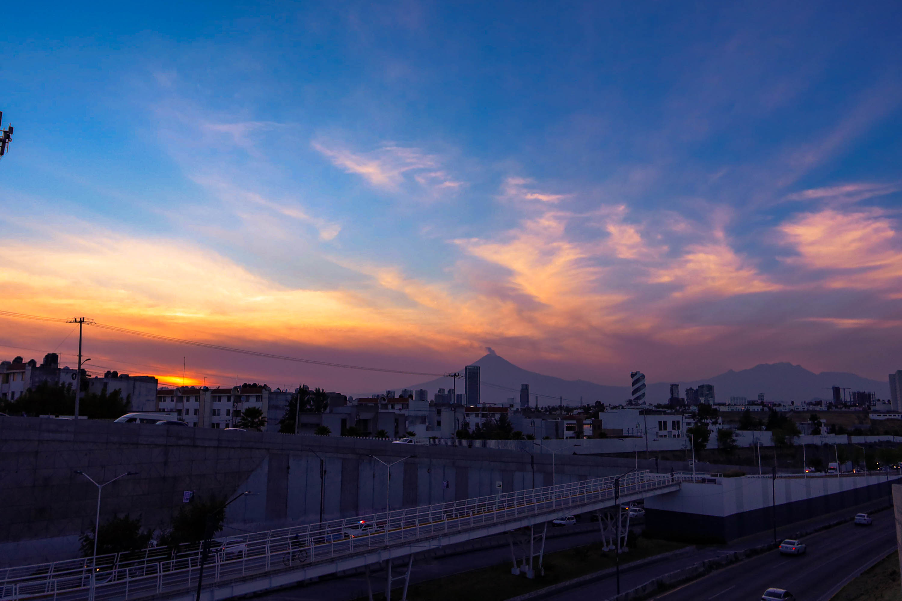 VIDEO Se despide el atardecer este lunes con tonos naranjas