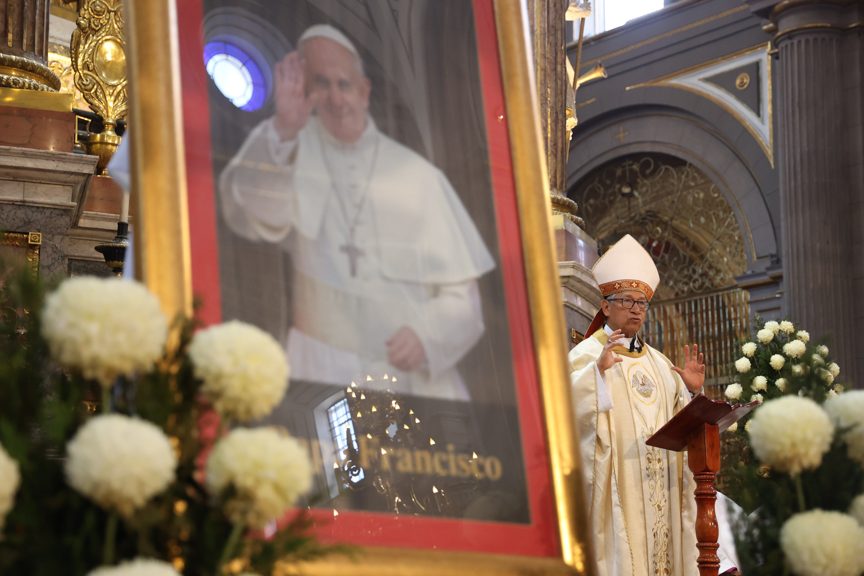Ofrecen en la Catedral de Puebla Misa por el descanso eterno del Papa Francisco