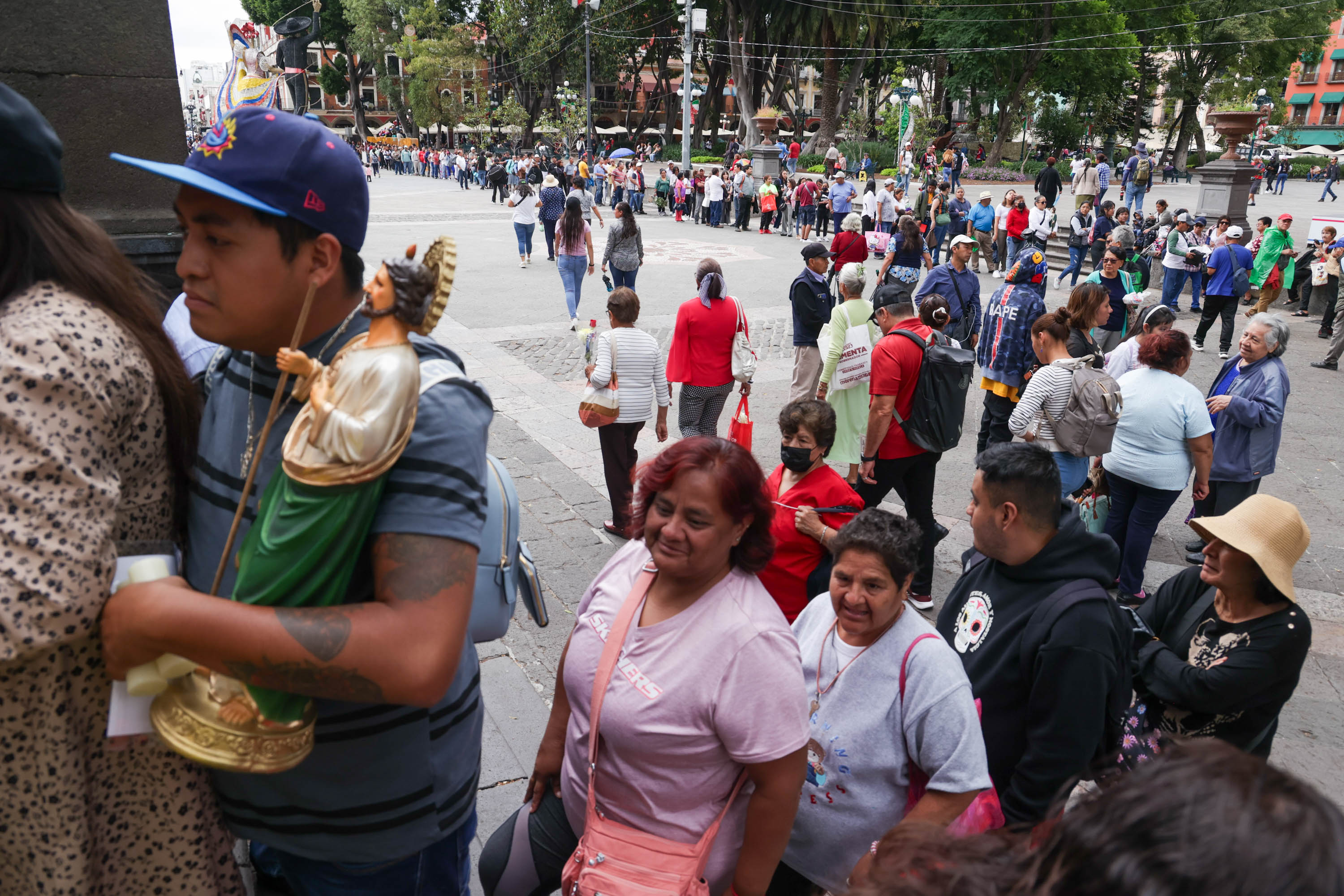 VIDEO No importa la lluvia, miles de feligreses visitan a San Judas Tadeo