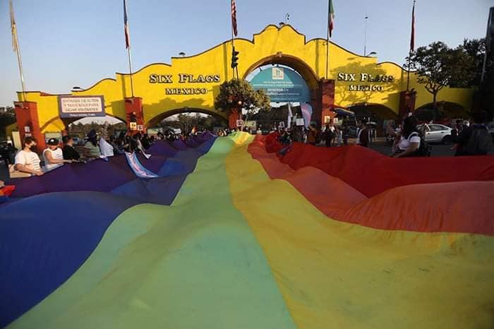 VIDEO Organizan besotón frente a Six Flags por discriminación a pareja