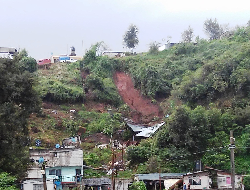 Desalojan a familias en Huauchinango por peligro de deslaves