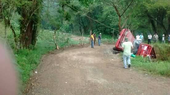 Reclaman a edil de Tlacuilotepec por mal estado de caminos