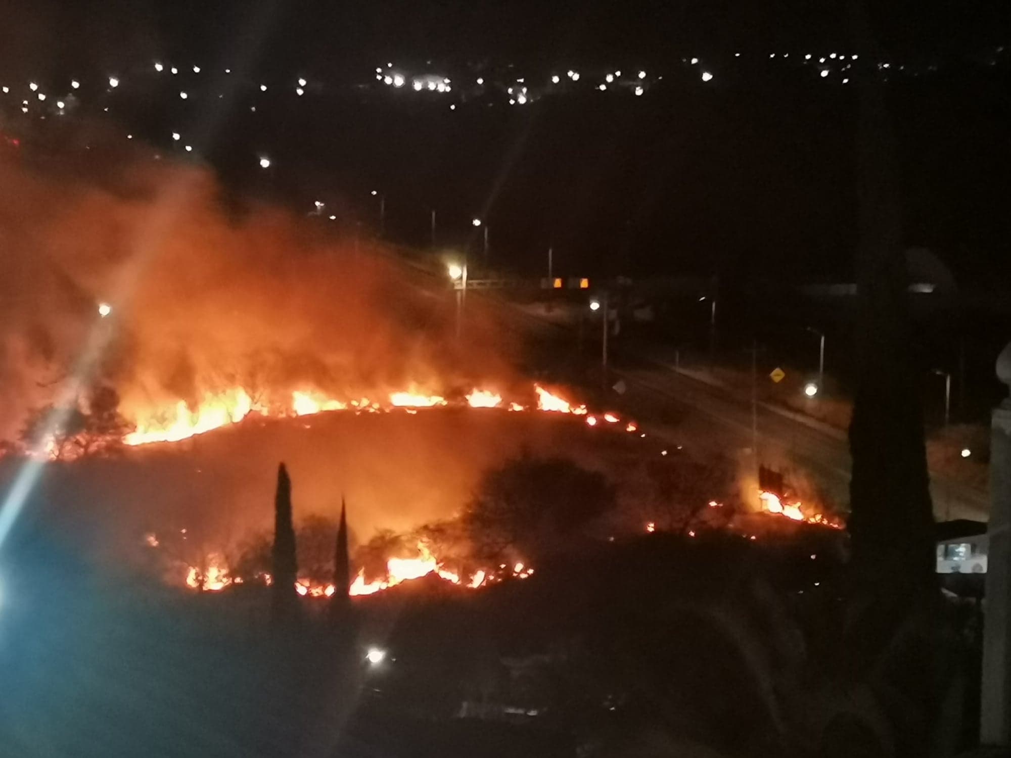 Incendio de terreno baldío provocó pánico en colonias de Izúcar