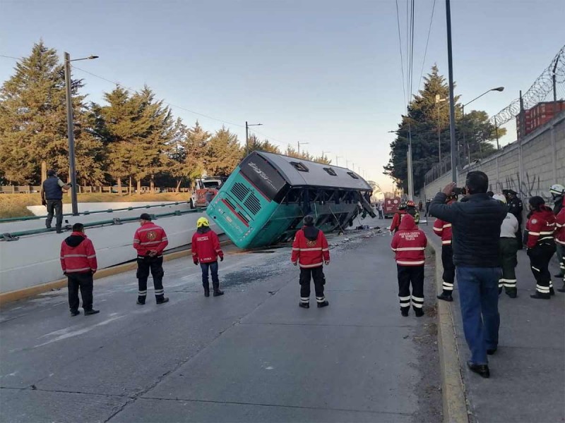 Se voltea camión de Turistar en Toluca; hay 2 muertos