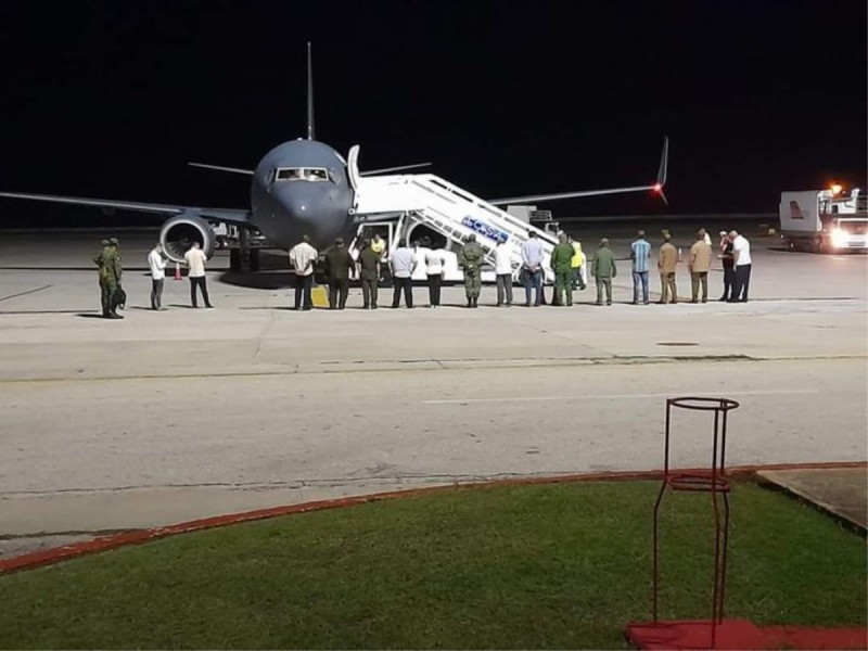 Llega ayuda de México a Cuba para sofocar incendio en tanques de petróleo
