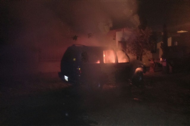 Tras balacera incendian camioneta en Venustiano Carranza