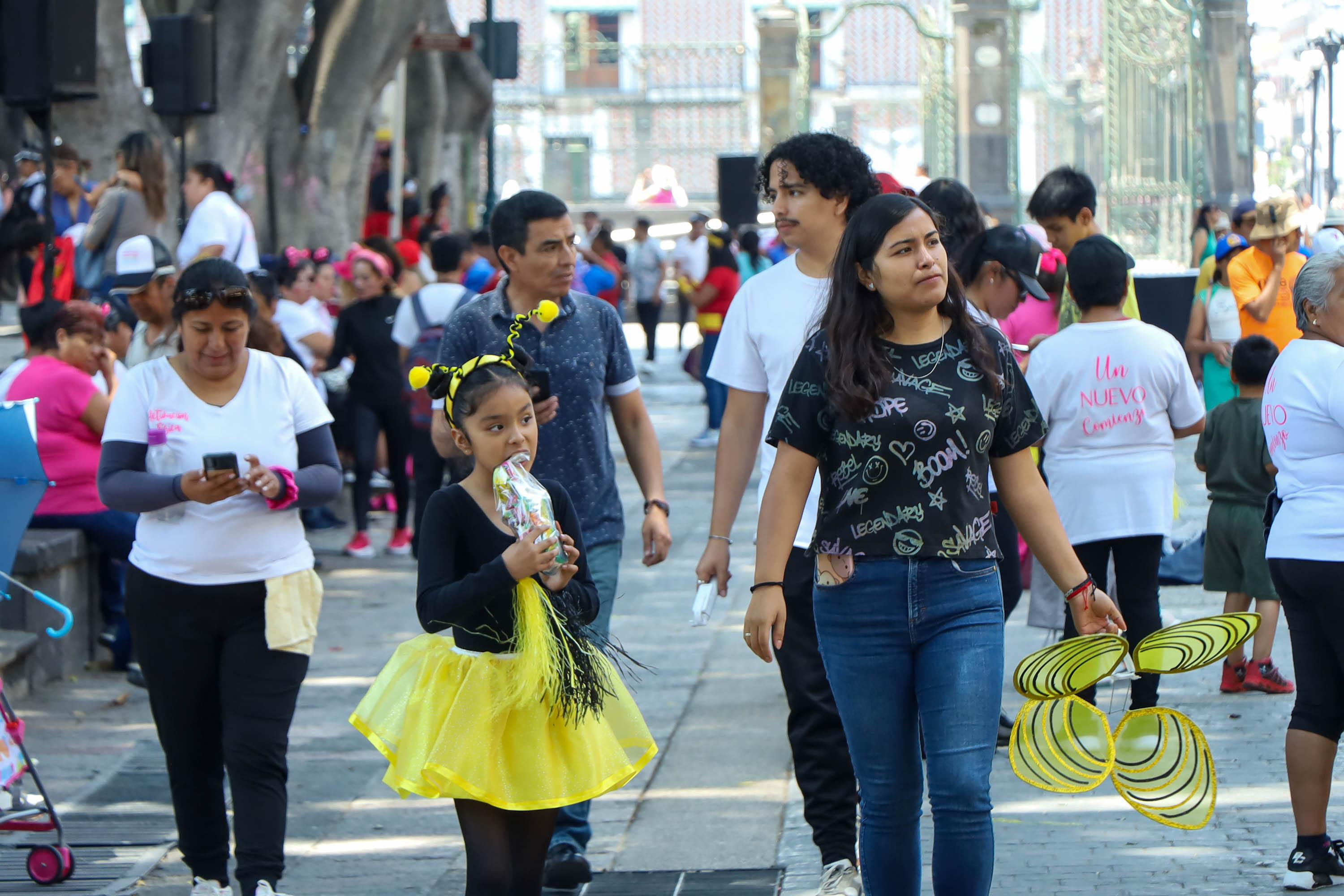 Familias asisten al zócalo de Puebla vestidos de super héroes