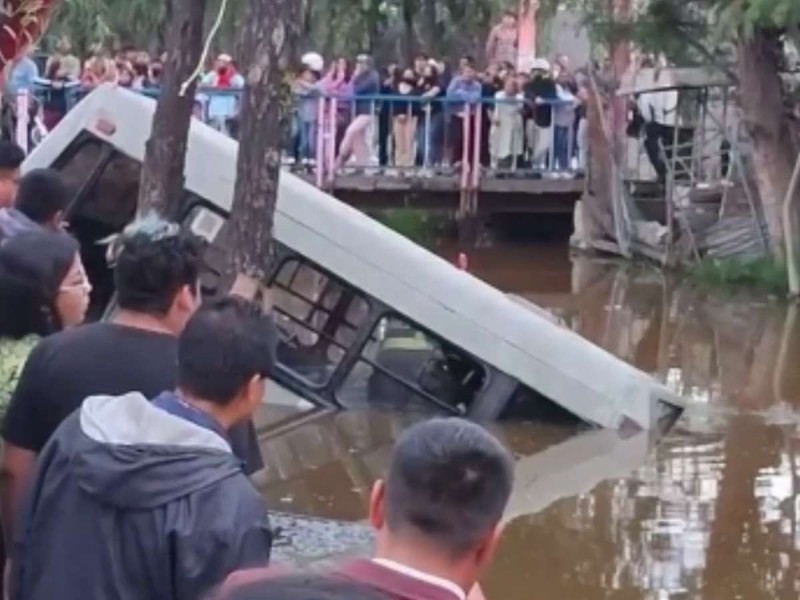 Micro cae en canal de Xochimilco en la CDMX