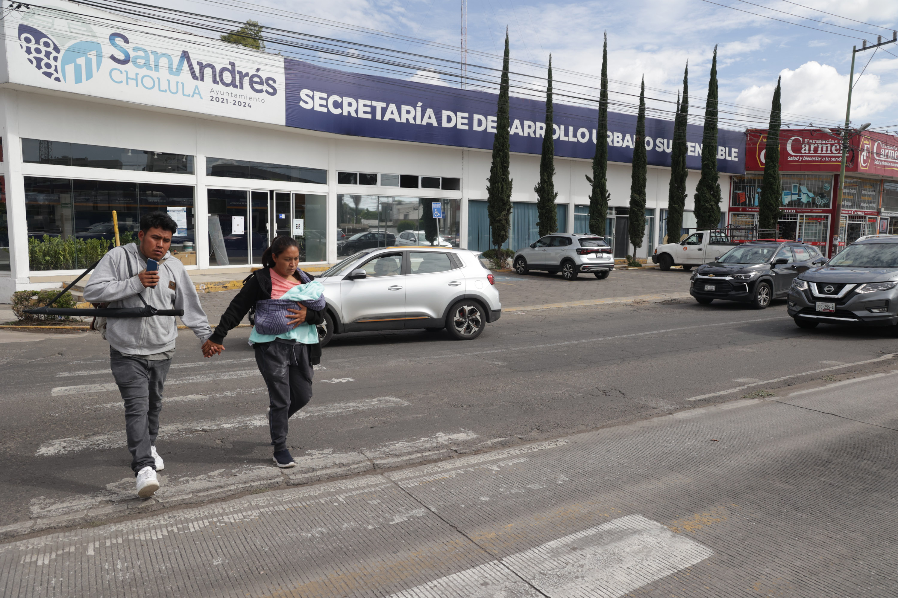 VIDEO Lo peligroso que resulta cruzar una vialidad en Puebla