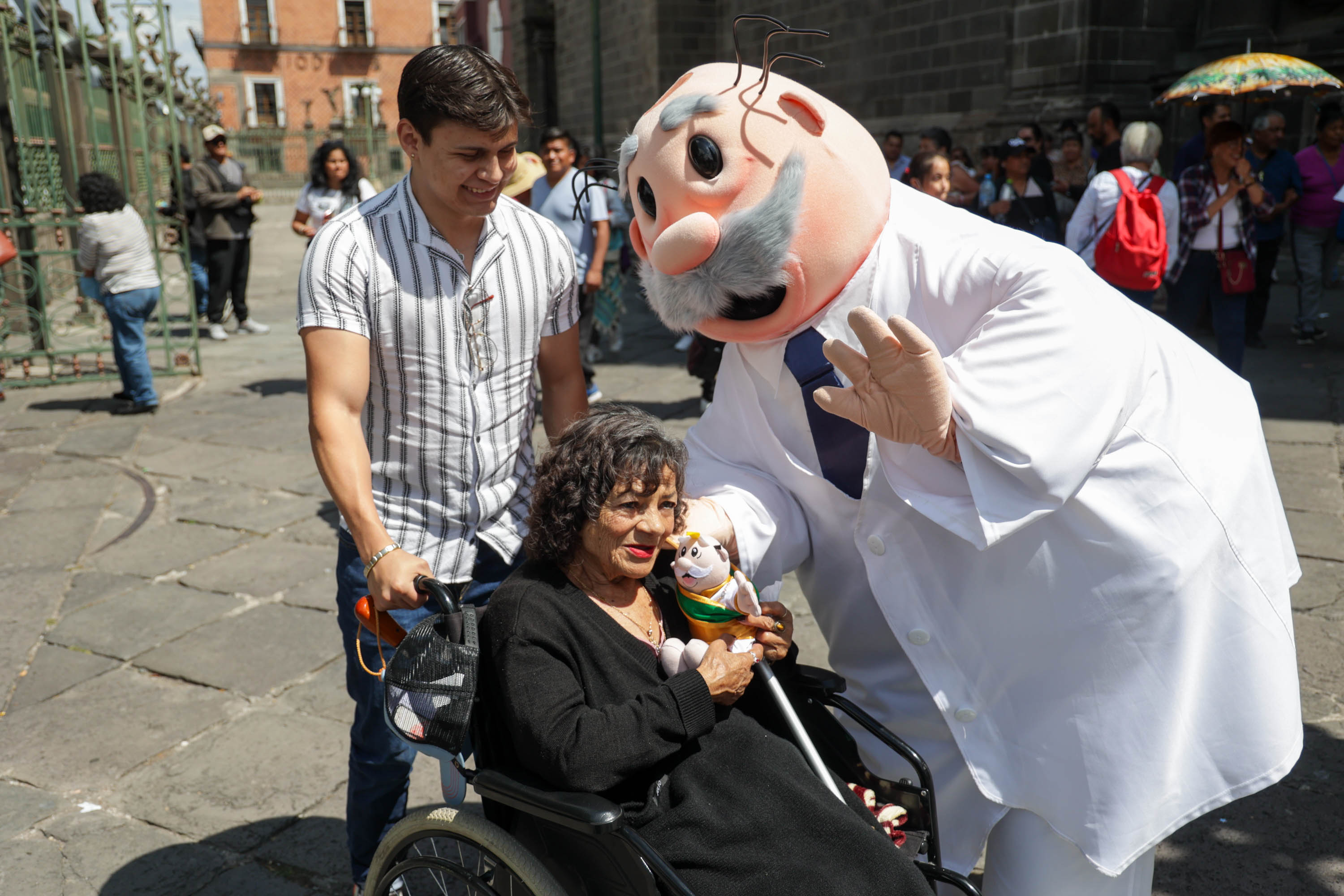 Hasta el Doctor Simi visitó la reliquia de San Judas Tadeo