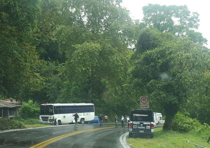 Choque de autobús y camioneta bloquea carretera en Xicotepec