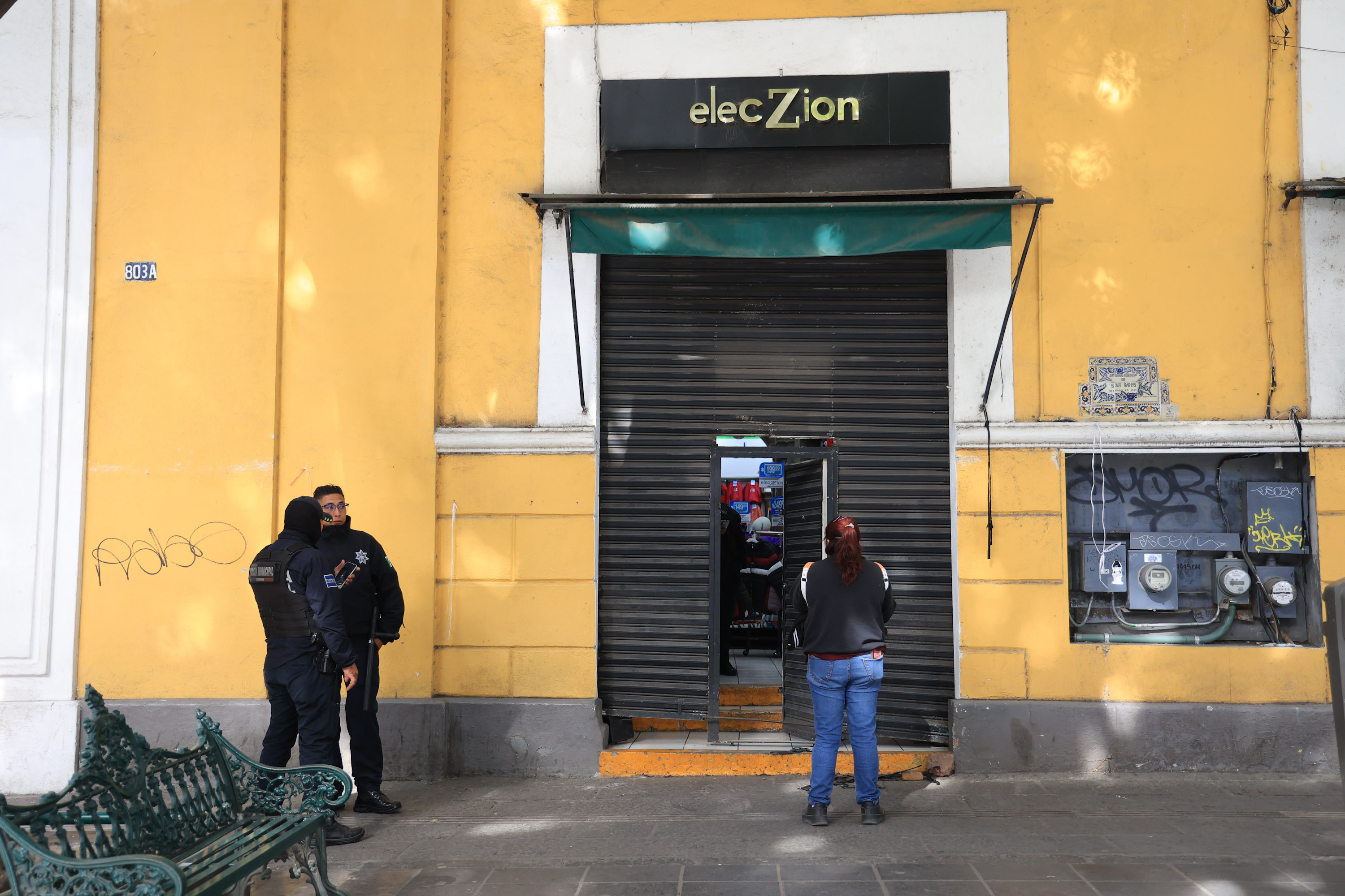 VIDEO Dan cortinazo a negocio de ropa en la calle 5 de Mayo