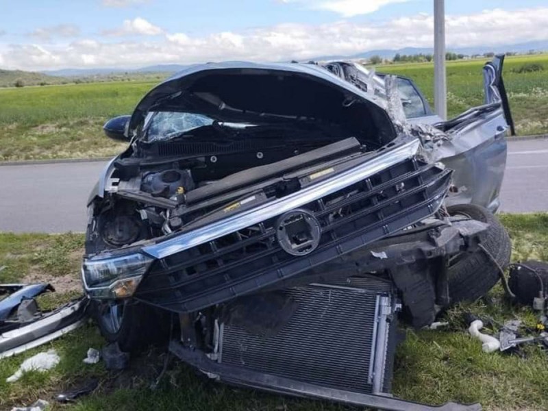 Conductor invade carril y choca contra autobús de pasajeros