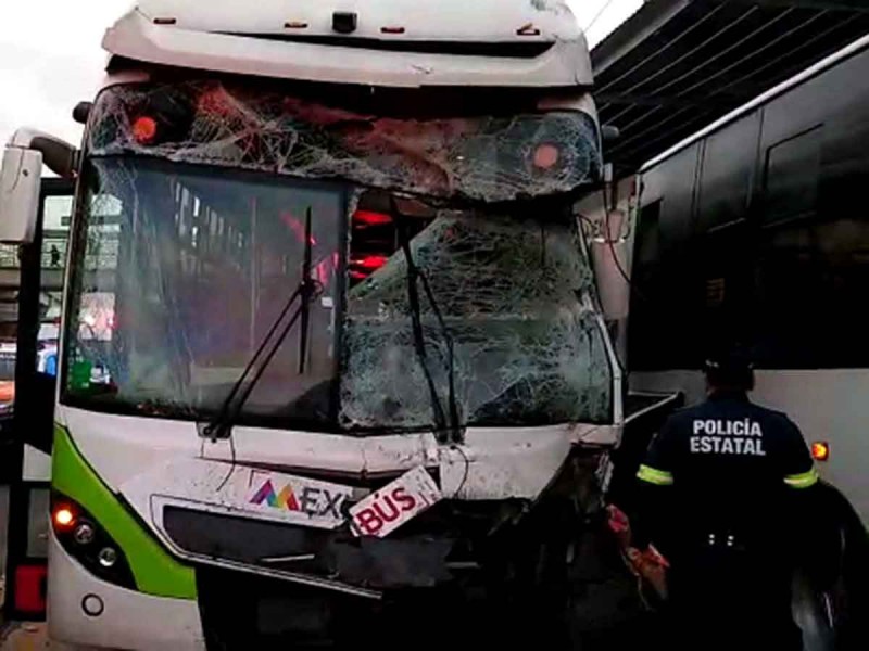 Choque de unidades del trasporte público deja 26 heridos en el Edomex