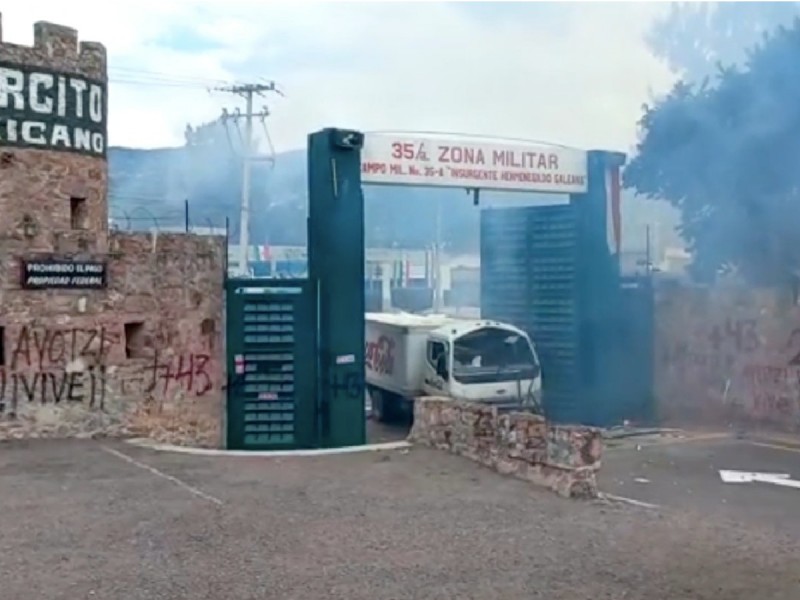 VIDEO Normalistas de Ayotzinapa arrojan camión a zona militar en Chilpancingo