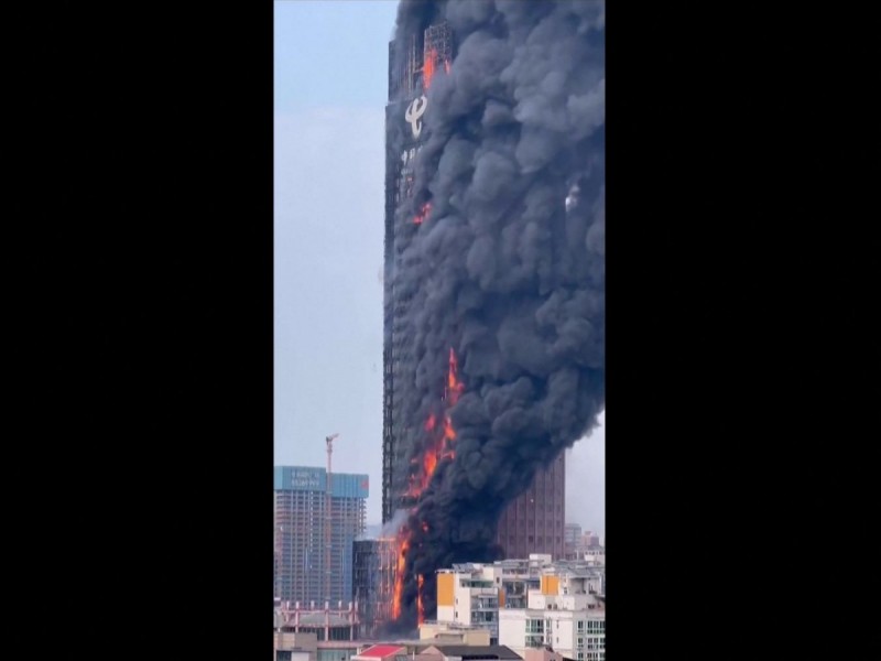 Incendio calcina rascacielos de 218 metros en China