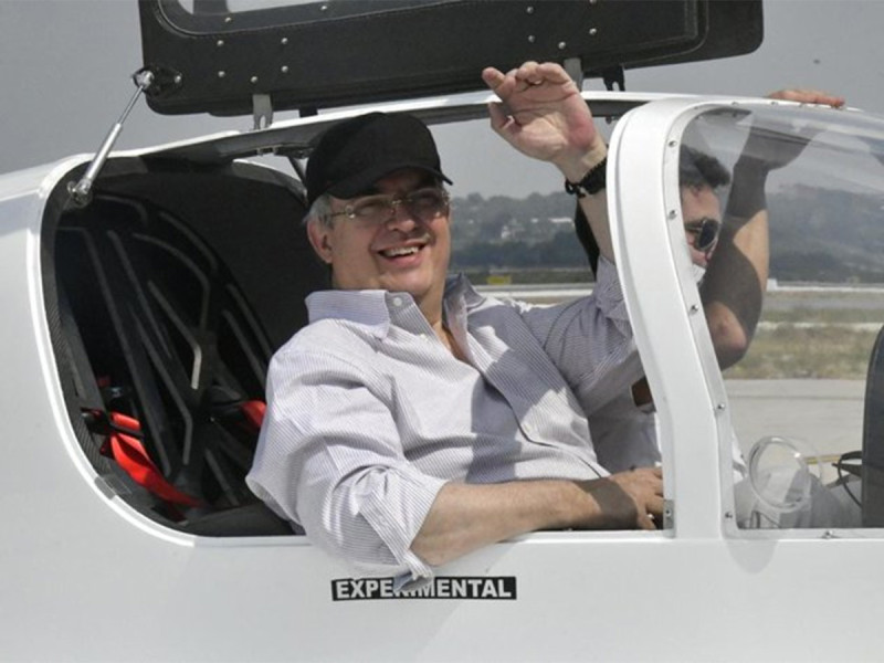 VIDEO Marcelo Ebrard prueba aeronave Halcón 2 fabricada en México
