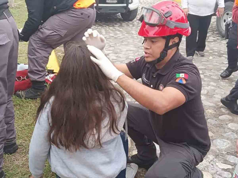 En visita a panteón mujer y dos niñas caen en tumba