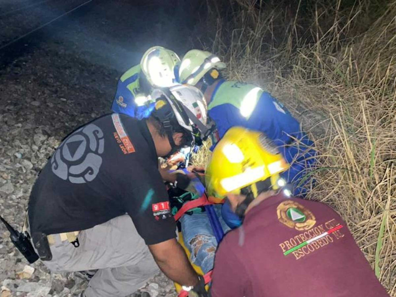 Mujer se salva de milagro tras ser arrastrada 100 metros por un tren