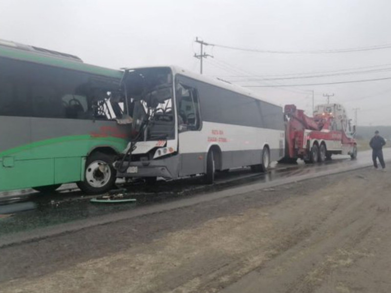 Autobuses de pasajeros chocan de frente; hay 28 heridos