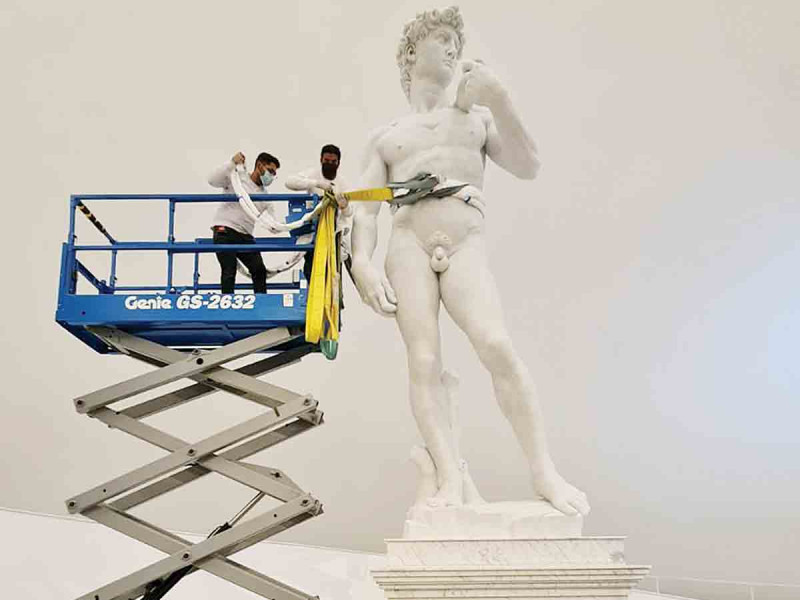 Arriba a México réplica del David, escultura de Miguel Ángel