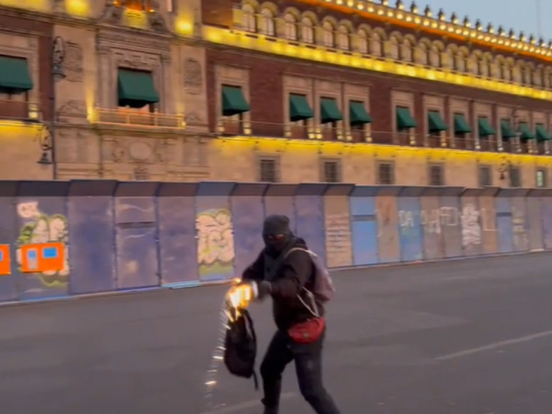 Encapuchados lanzan bombas molotov a Palacio Nacional tras marcha en CDMX