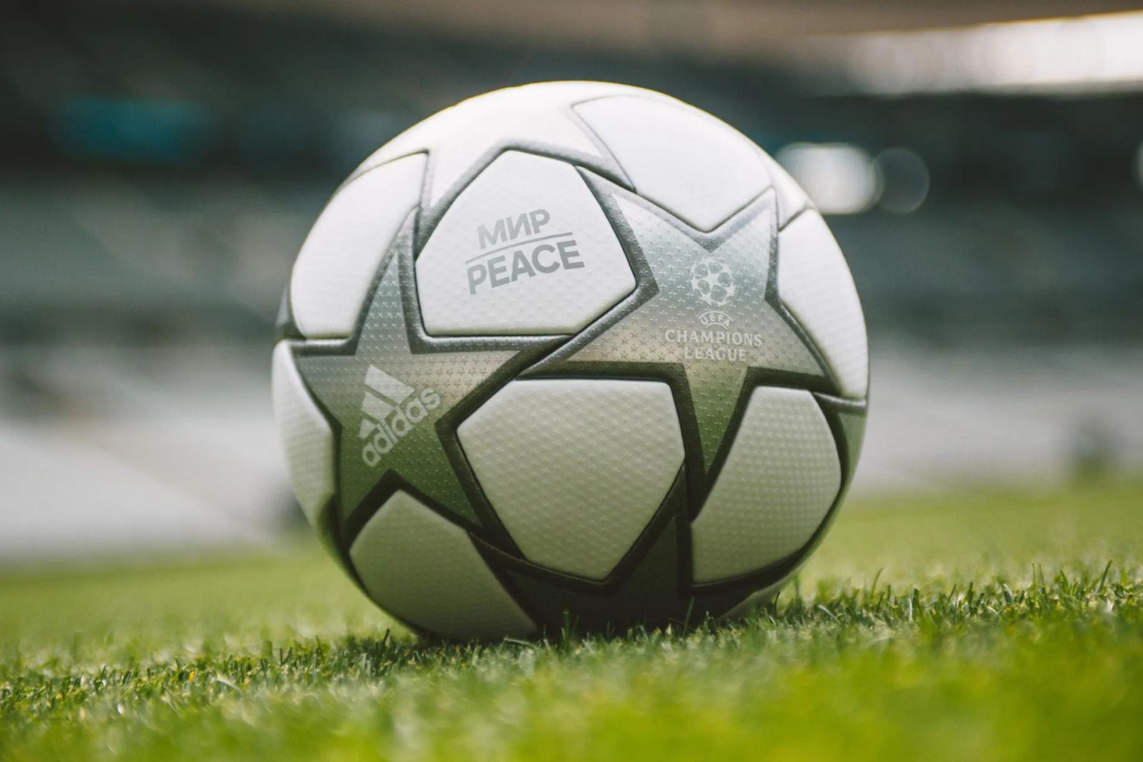 A subasta el balón con la palabra paz de la final de la Liga de Campeones 
