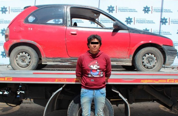 Detienen a dos, entre ellos un menor, por robar un auto en Puebla