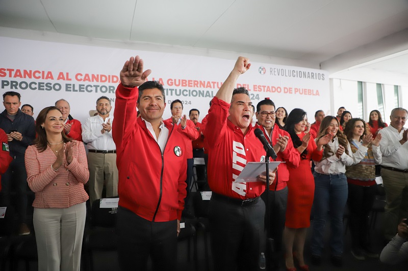 Eduardo Rivera recibe constancia del PRI como candidato a gobernador