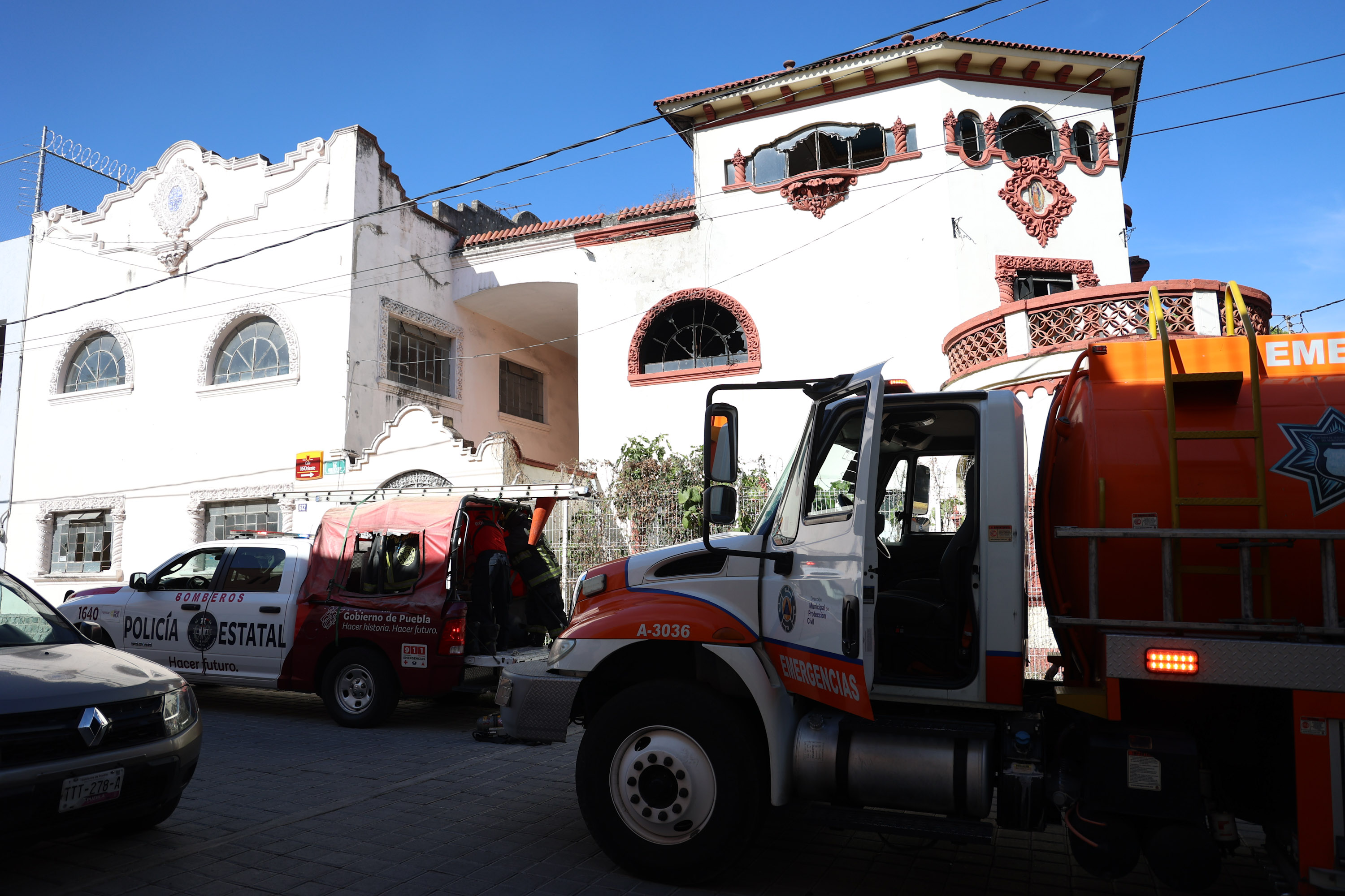 VIDEO Bomberos controlan incendio en casona de San Francisco