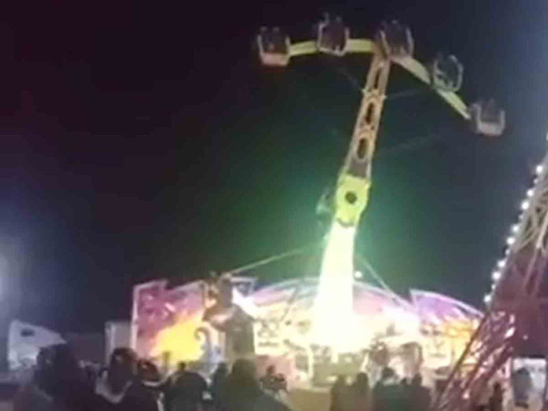VIDEO Juego mecánico en Hidalgo deja colgados a visitantes