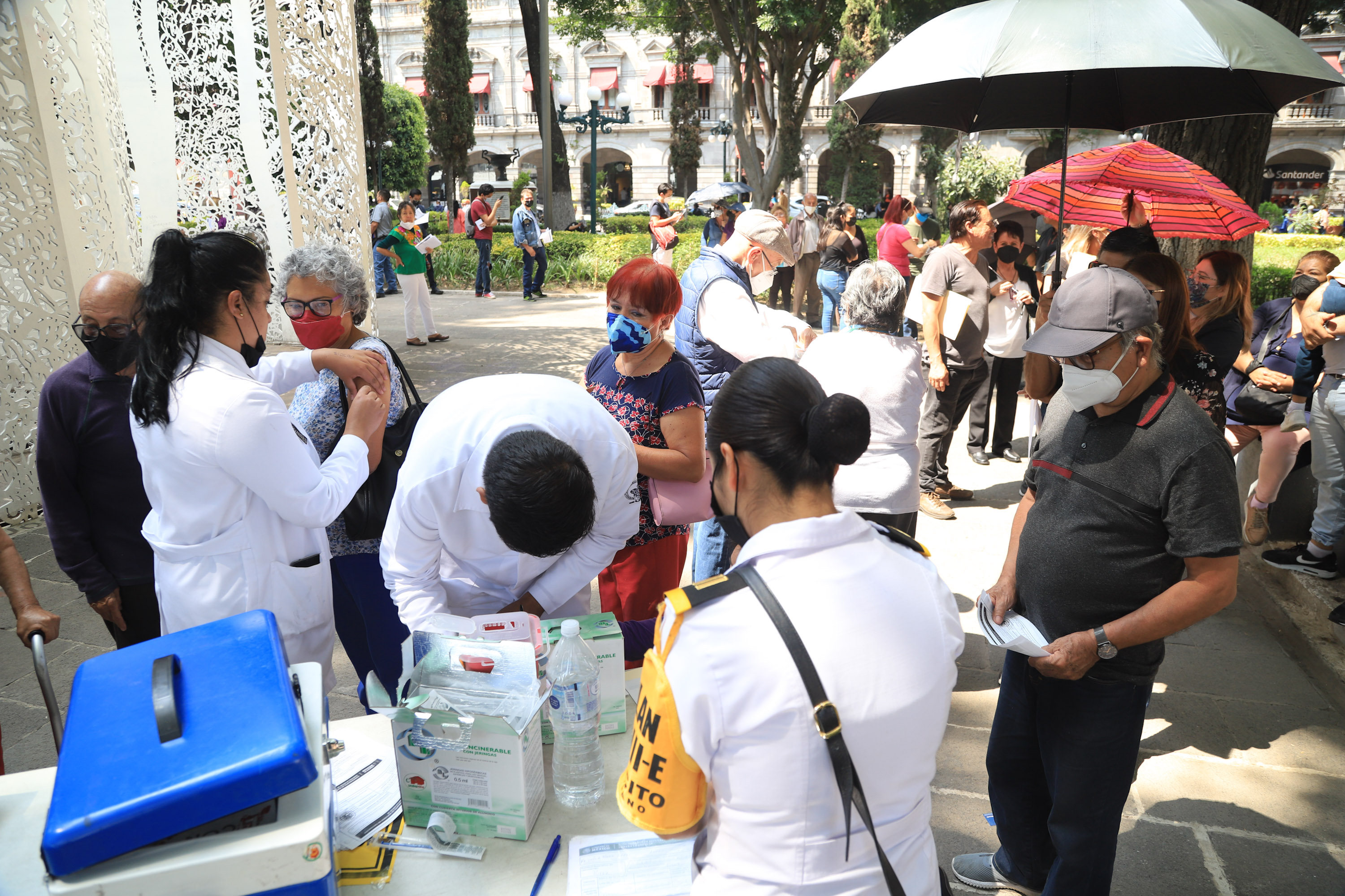 Instalan módulos de vacunación en el Zócalo de Puebla y el Paseo Bravo