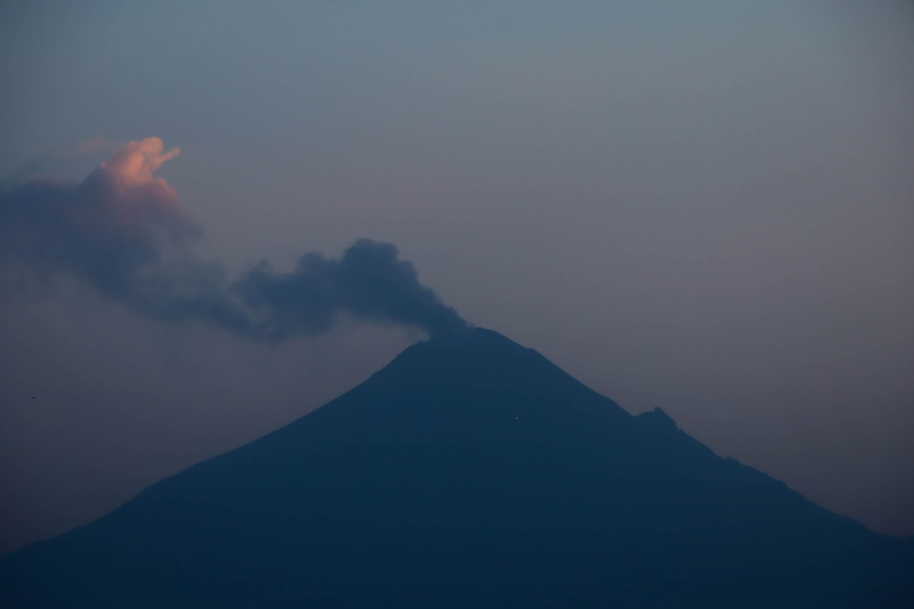 VIDEO Popocatépetl registra 104 exhalaciones de vapor de agua