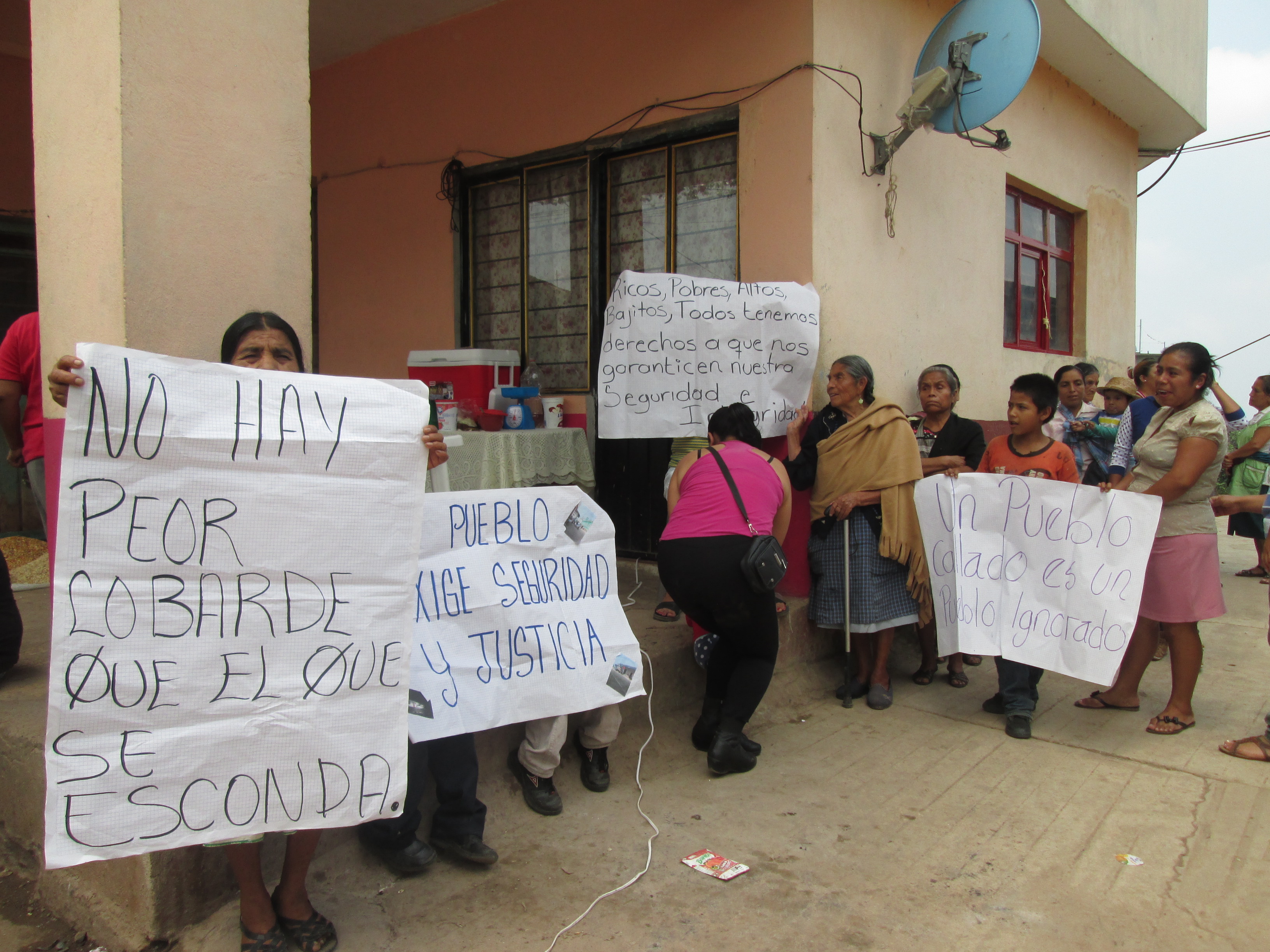 Con protestas, obligan a edil de Amixtlán comprometerse a frenar inseguridad