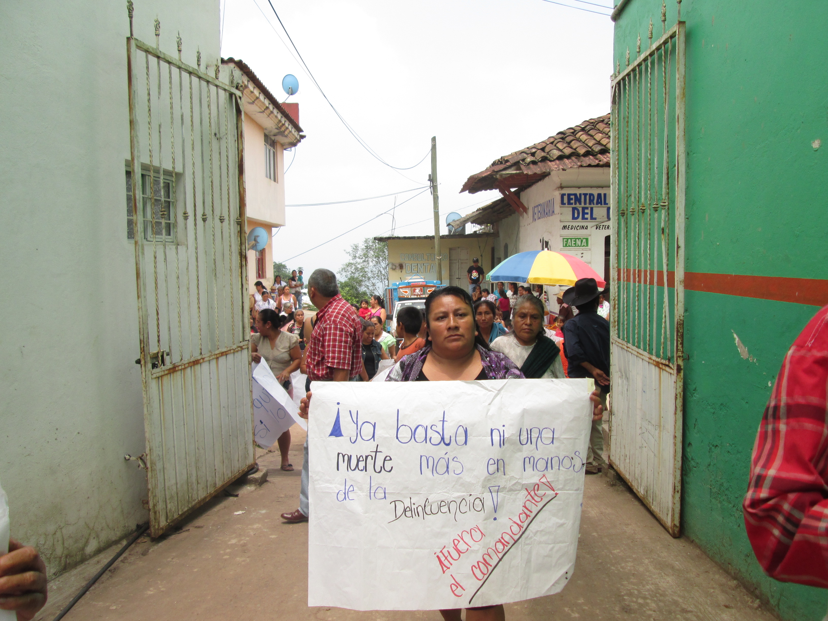 Con protestas, obligan a edil de Amixtlán comprometerse a frenar inseguridad