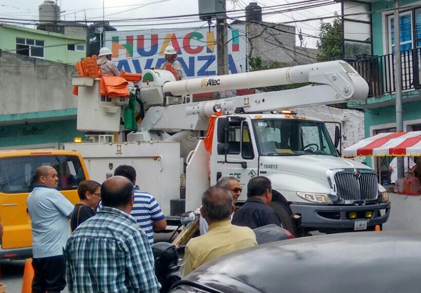 Impiden que CFE corte electricidad a control remoto en Huauchinango