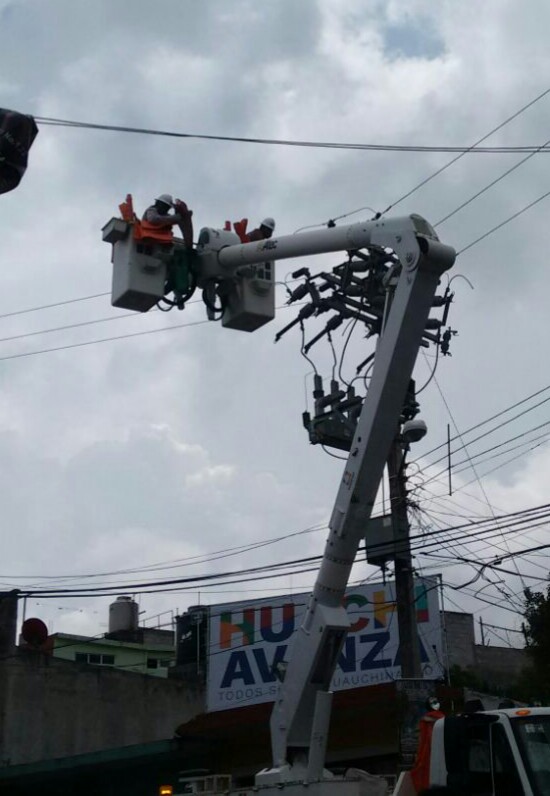 Impiden que CFE corte electricidad a control remoto en Huauchinango